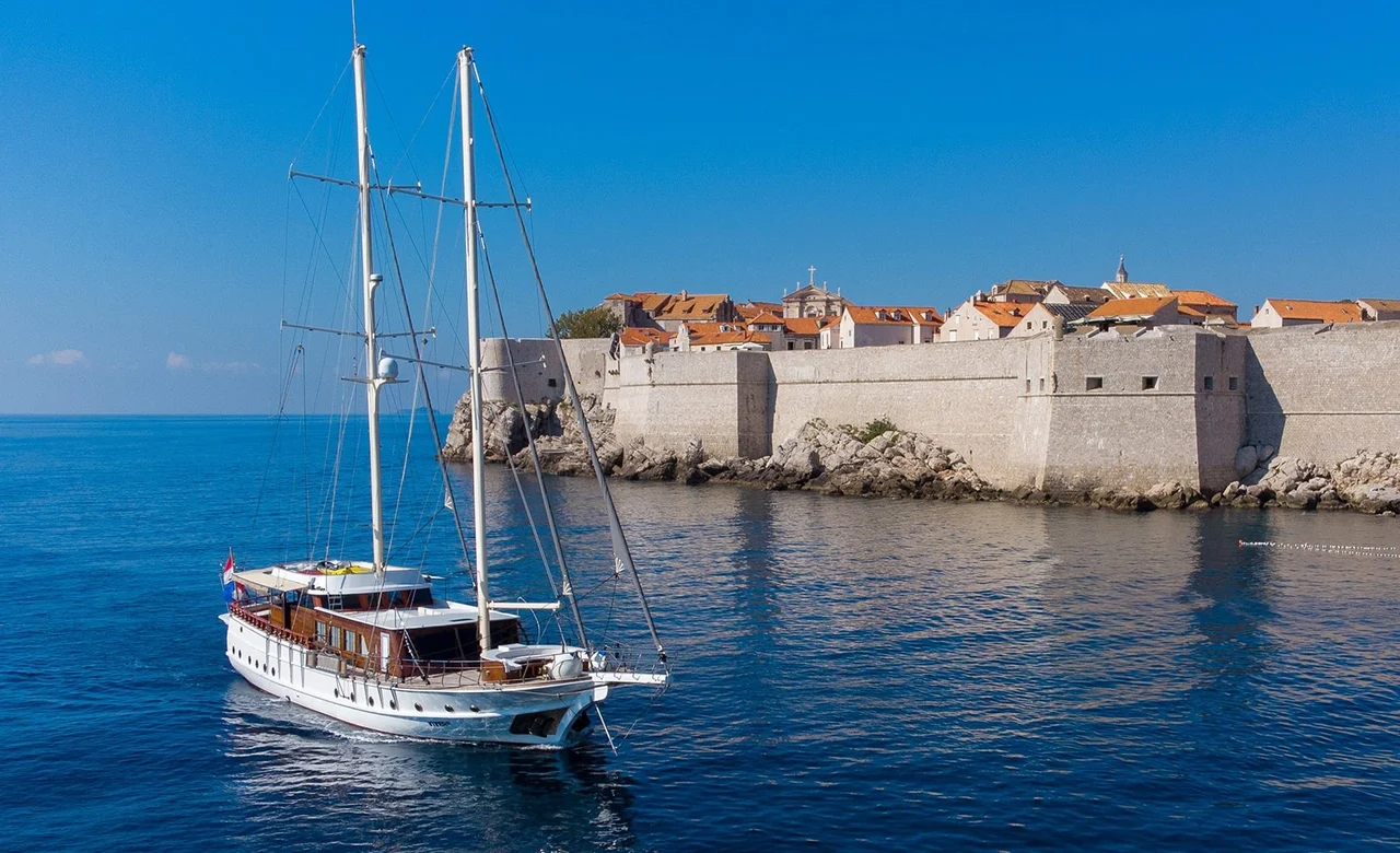 Charter Yacht VIVERE
