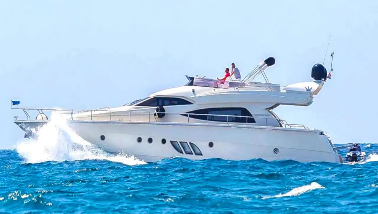 Charter Yacht DOMINATOR 64S