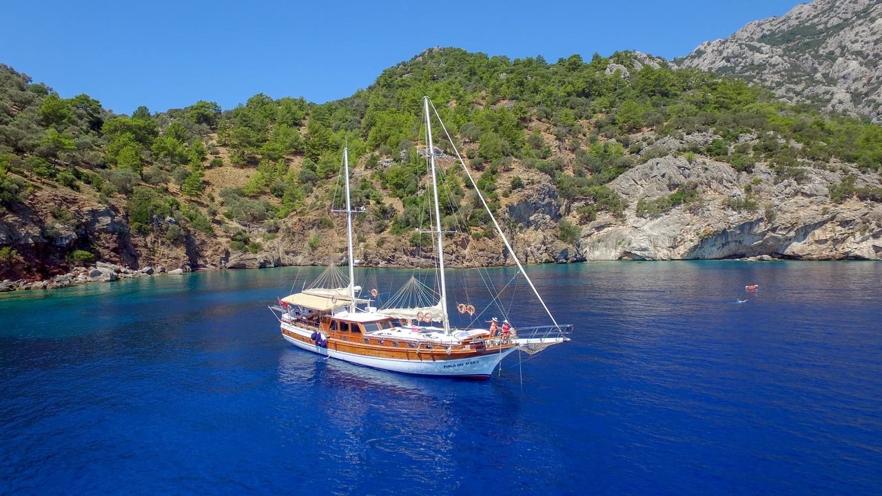 Charter Yacht PERLA DEL MAR 1