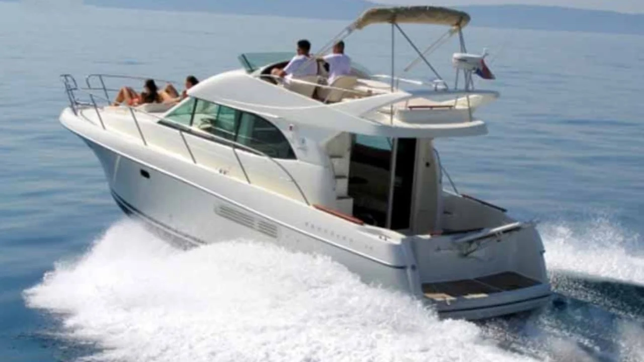 Charter Yacht PRESTIGE 36