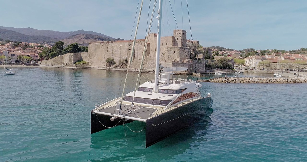 Charter Yacht Houbara