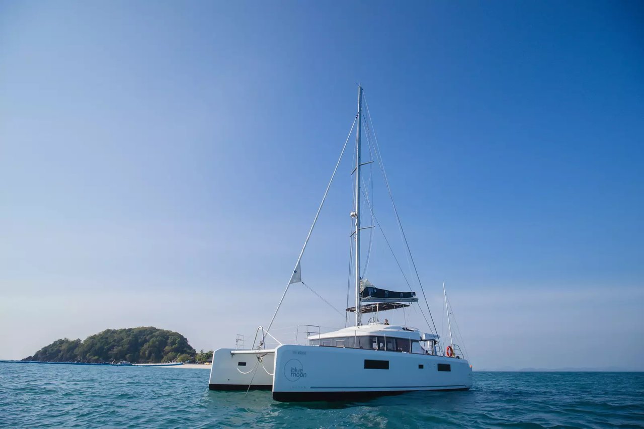 Charter Yacht BLUE MOON