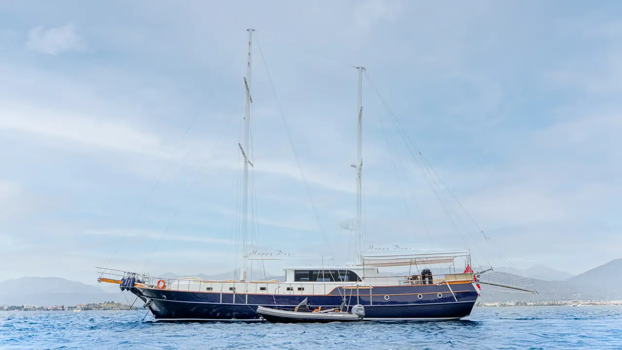 charter yacht HAPPY DAYS