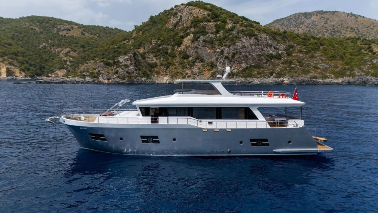 Charter yacht LAVIN