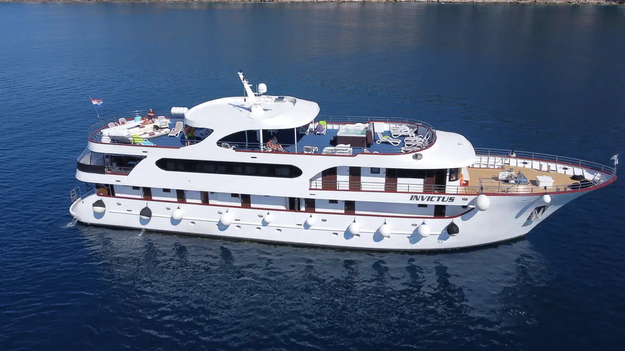 Charter Yacht INVICTUS