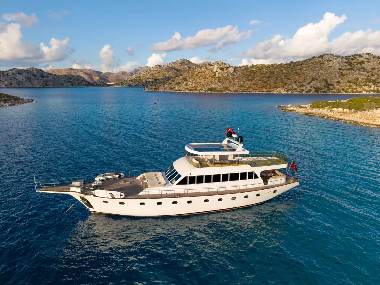 CHARTER YACHT CANEREN