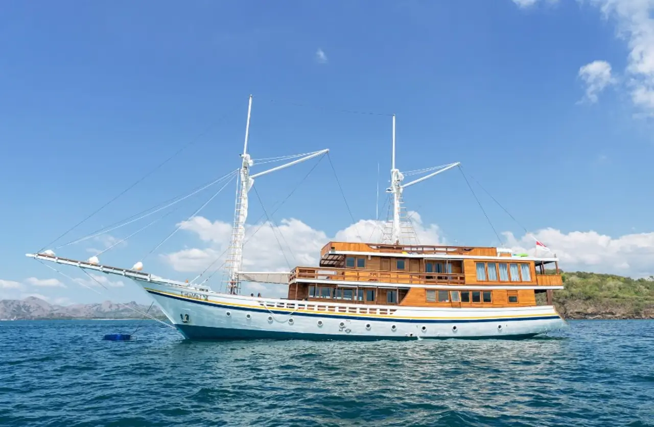 Charter Yacht LAMAIN II