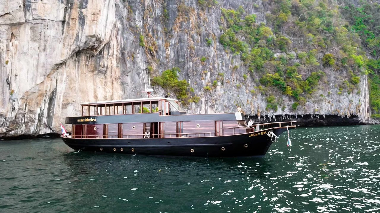 Charter Yacht MAHA BHETRA