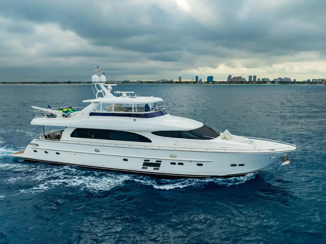 Charter Yacht PILOT LOUNGE