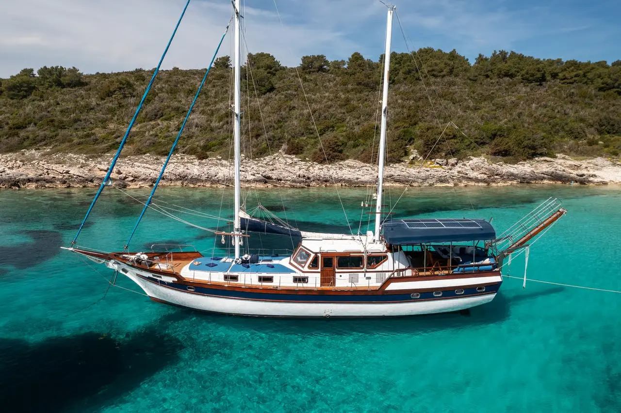 Charter Yacht HERA