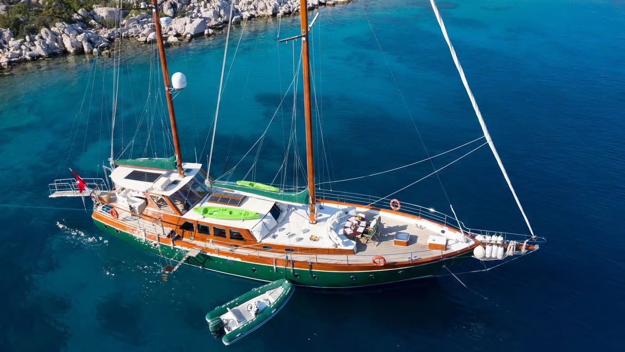 Charter Yacht LADY FREYA