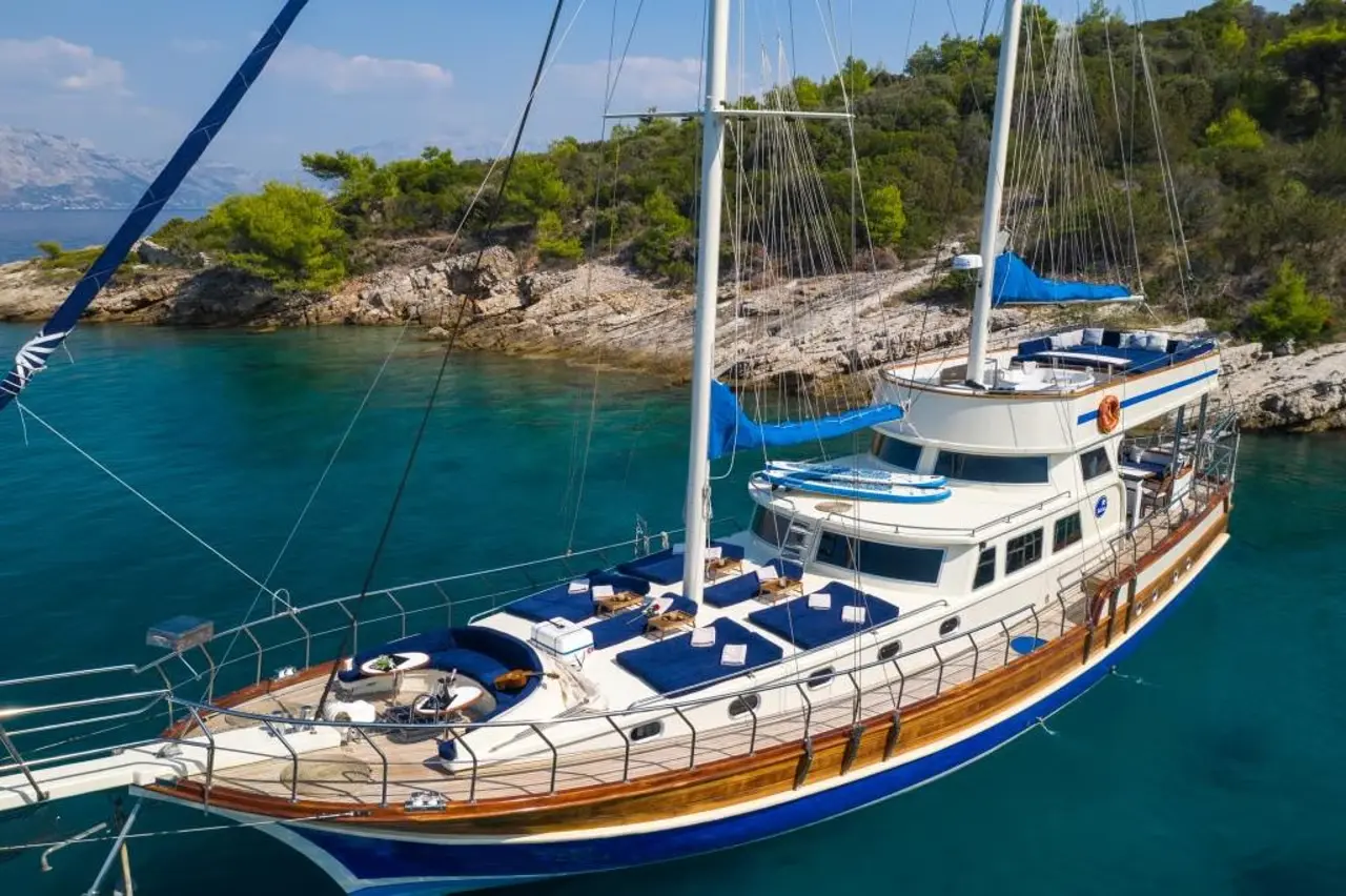 Charter Yacht SAINT LUCA