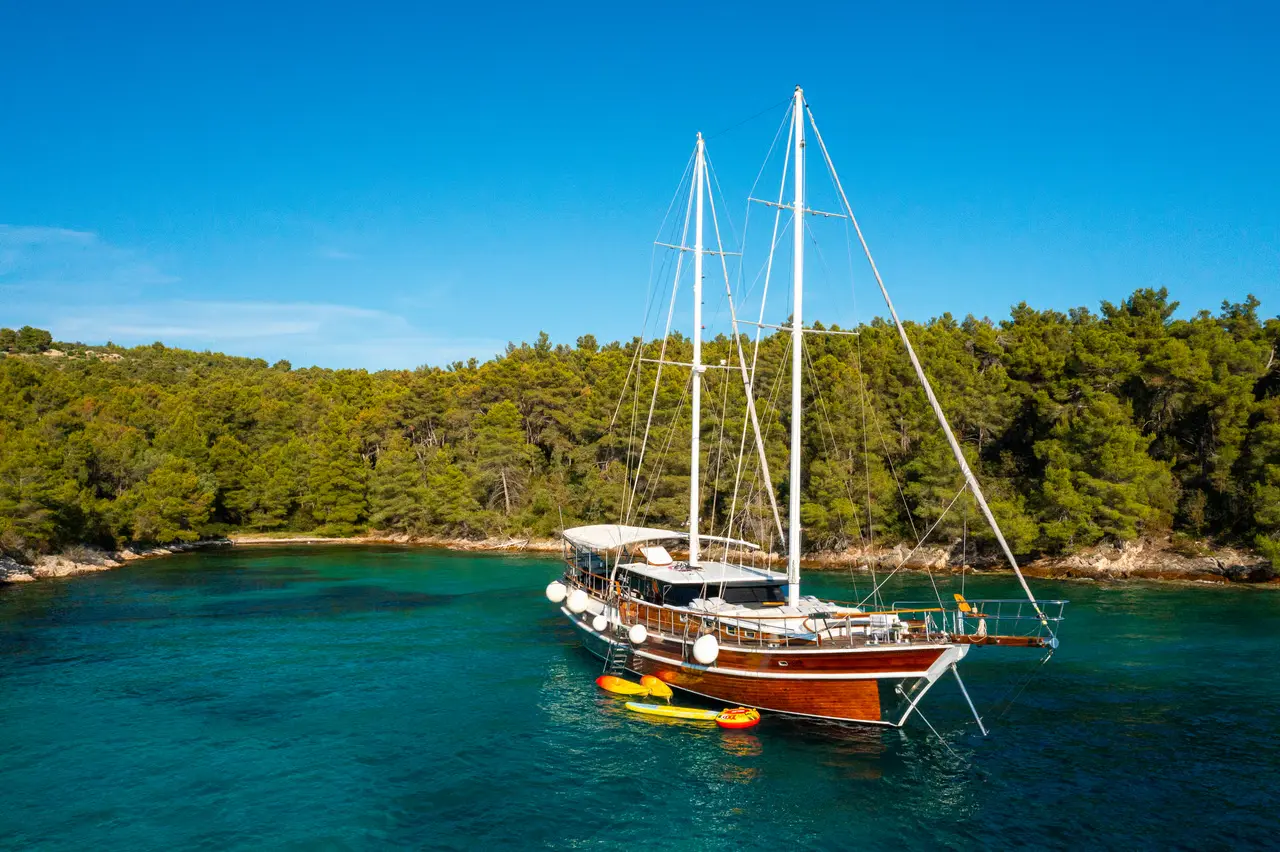 Charter Yacht ALLURE E