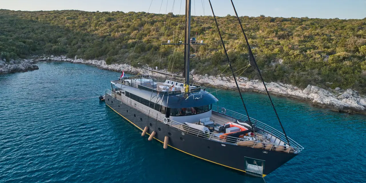 Charter Yacht RARA AVIS