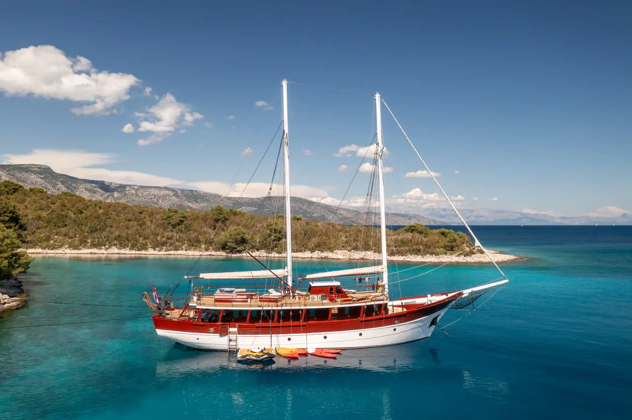 Charter Yacht ROMANCA
