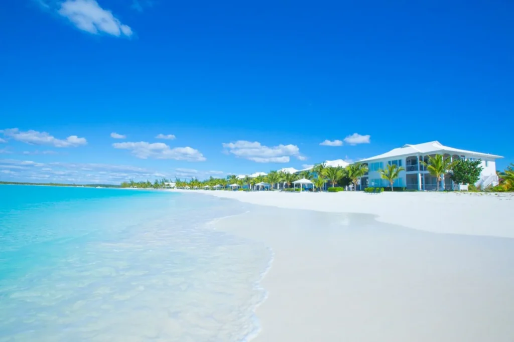 Luxury yacht cruising near Long Island with crystal-clear blue waters, pristine beaches, and lush tropical scenery, perfect for yacht charters in Long Islands.