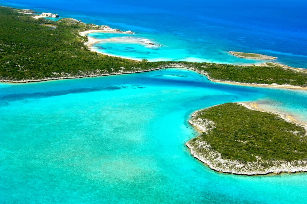 Luxury yacht cruising near Long Island with crystal-clear blue waters, pristine beaches, and lush tropical scenery, perfect for yacht charters in Long Islands.