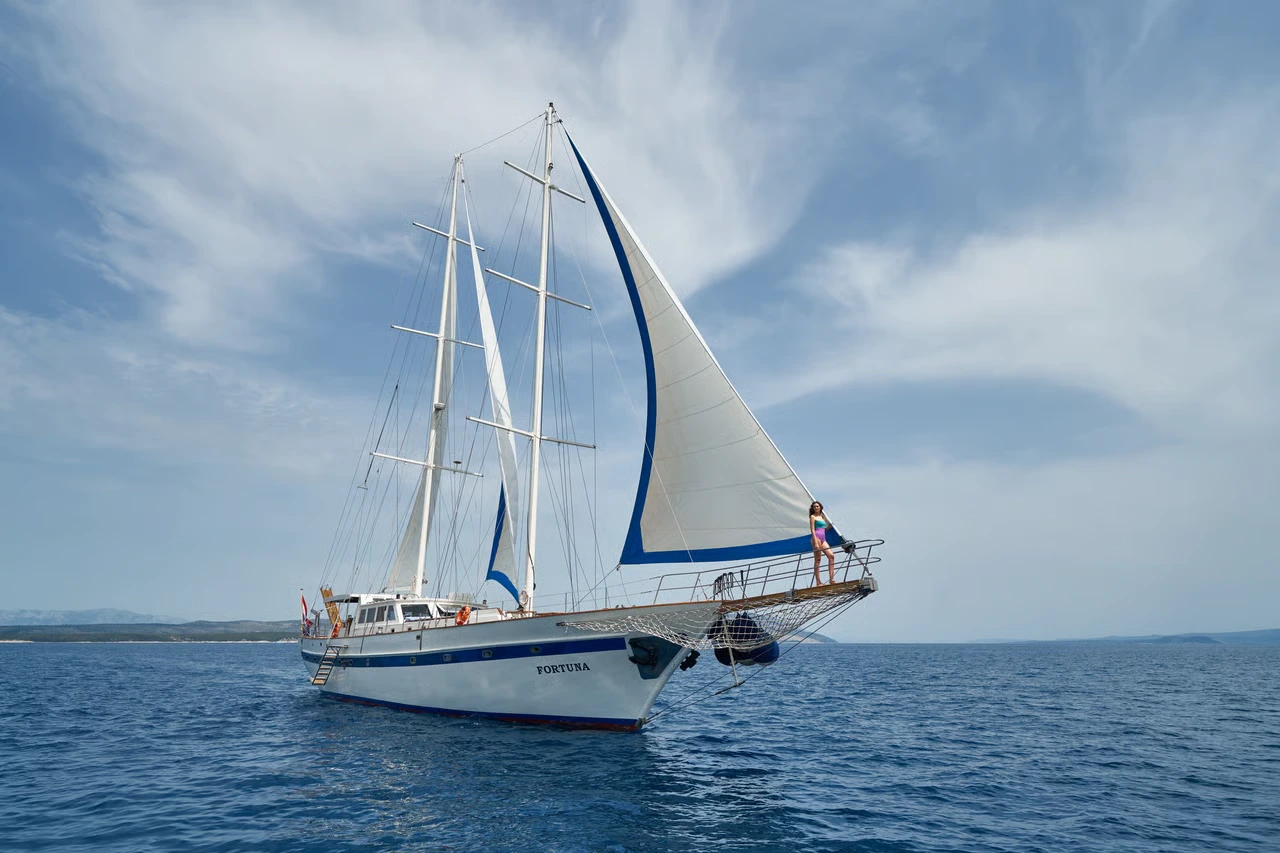charter yacht FORTUNA