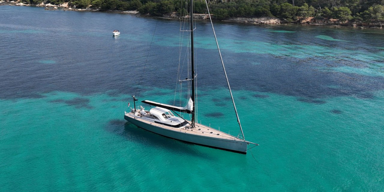 charter yacht La Loévie