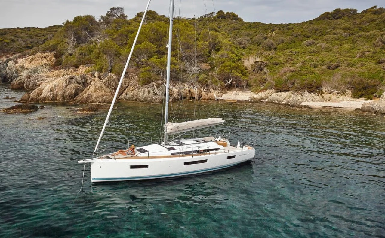 Charter Yacht BLUE AURA