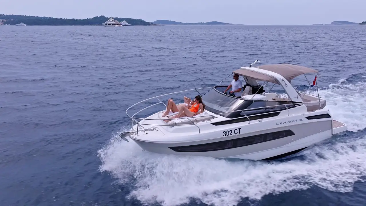 Charter Yacht LEADER 30
