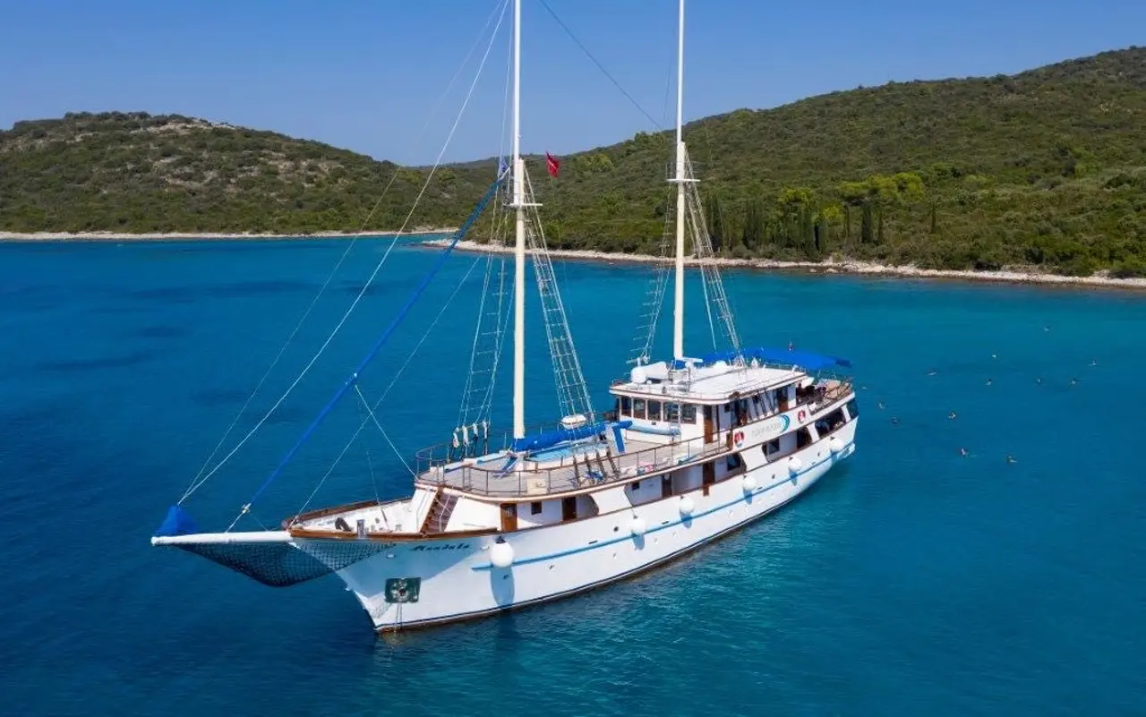 Charter Yacht MENDULA
