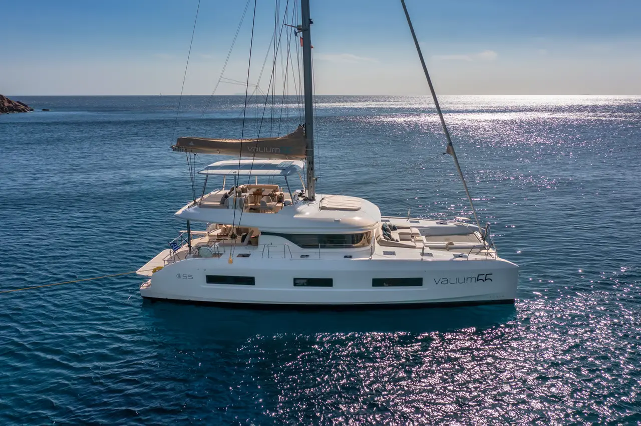 Charter Yacht VALIUM 55