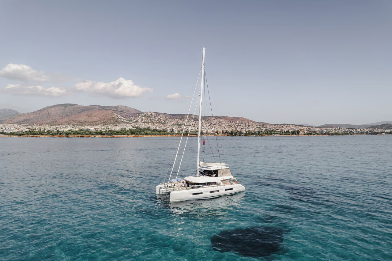 CHARTER YACHT WHITE CAPS