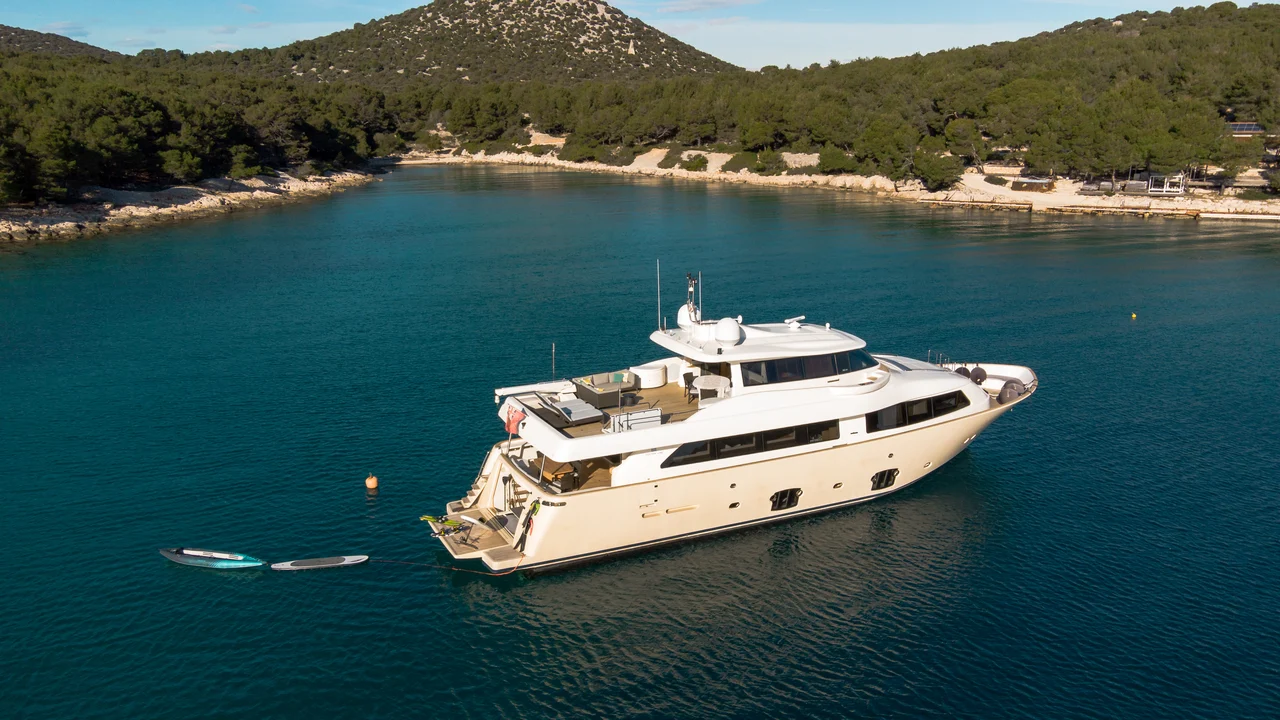 Charter Yacht SERENITY 86