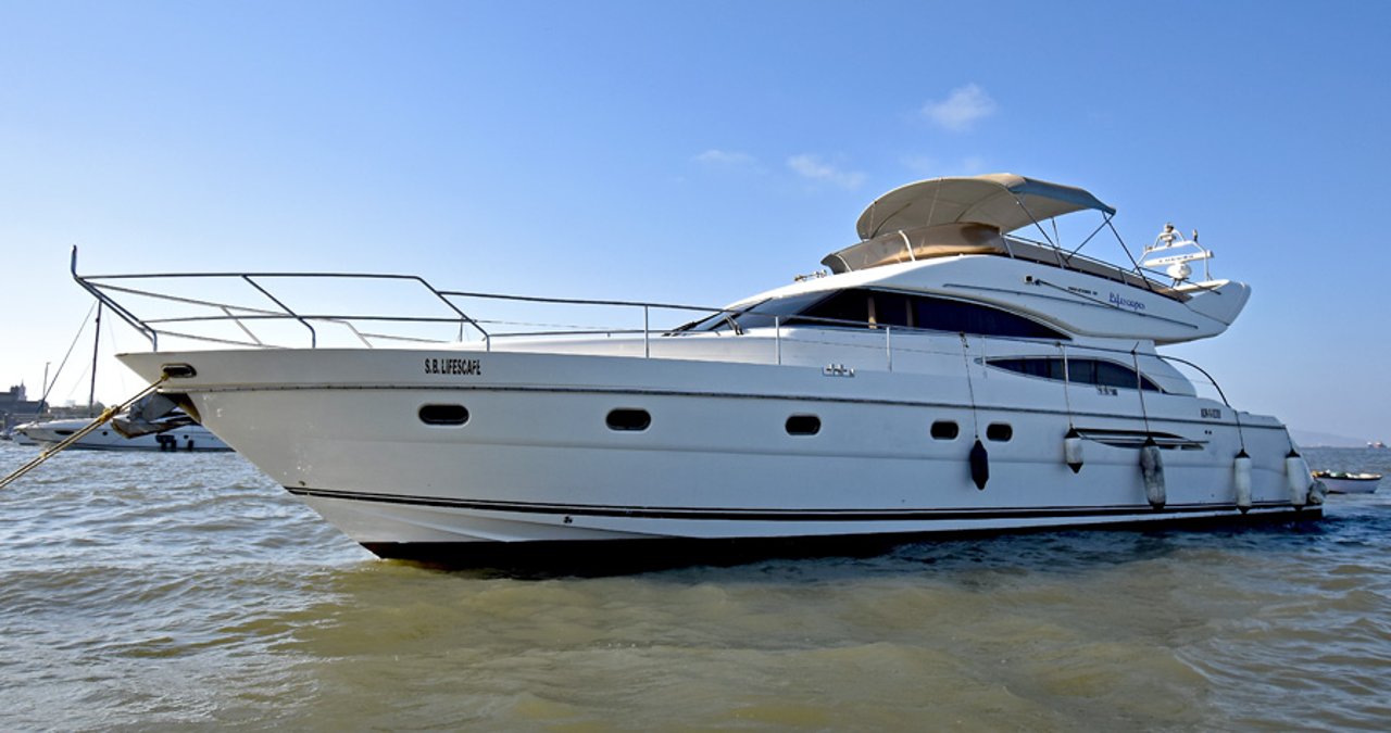 Charter Yacht PRINCESS 61