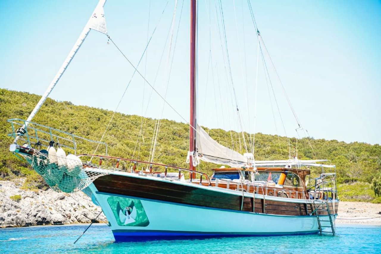 Charter Yacht OALIS