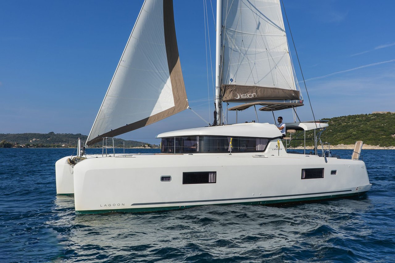 WHITE WAVES Yacht Charter