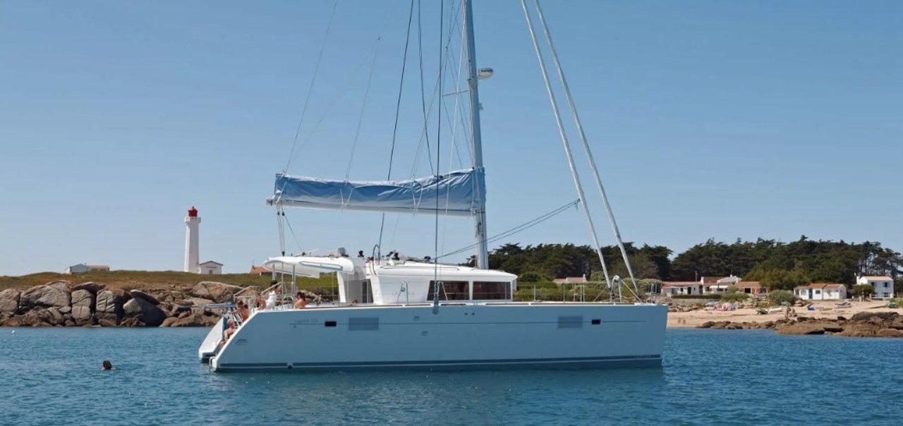 Charter Yacht DUGONGO