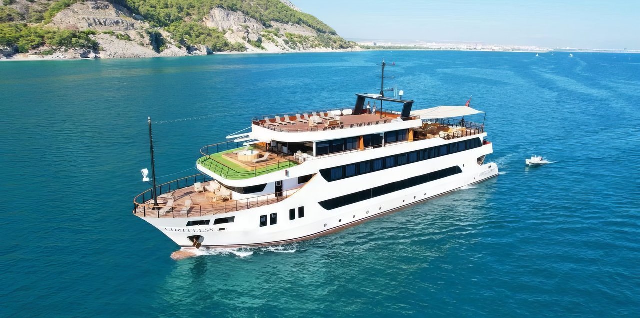 Charter Yacht LIMITLESS