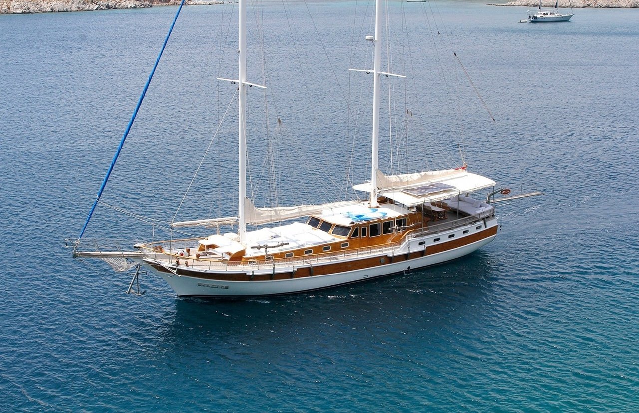 Charter Yacht FERAYE