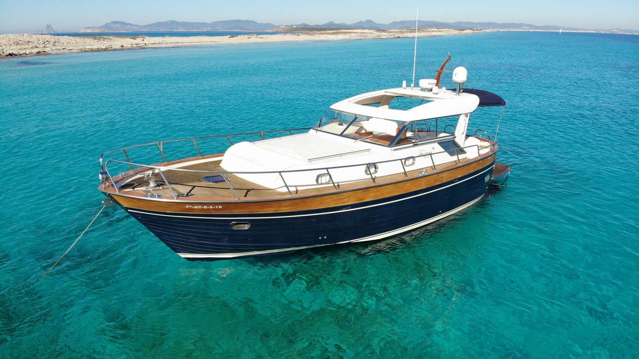 Charter Yacht SCAMP