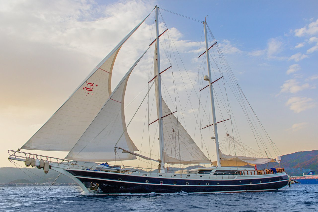 Charter Yacht PERLA DEL MAR II