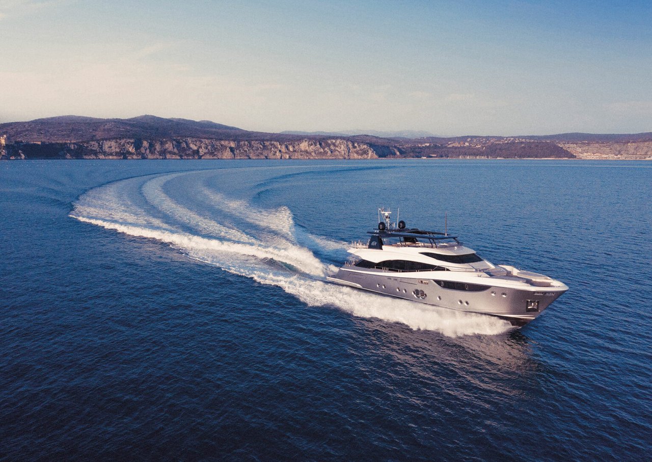 Charter Yacht SIRENUSE