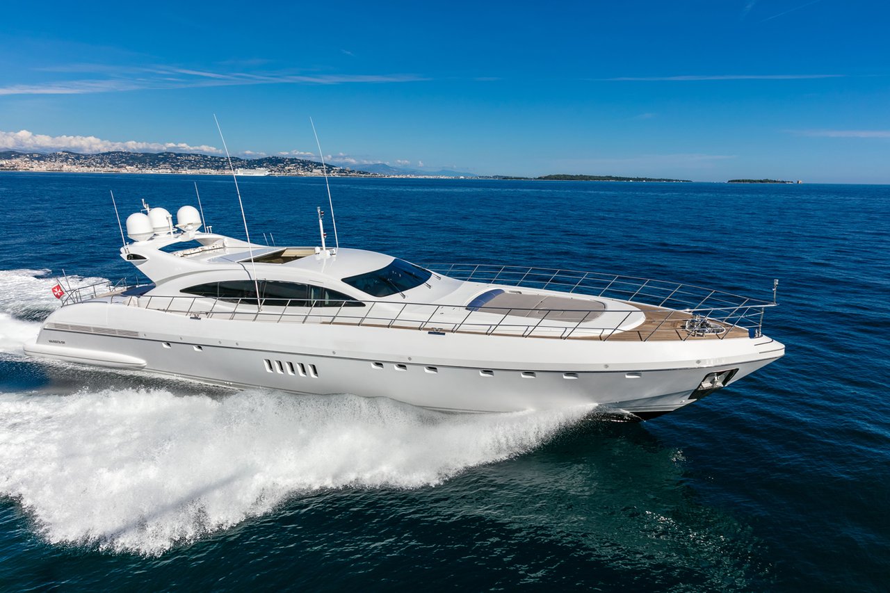 charter yacht BO