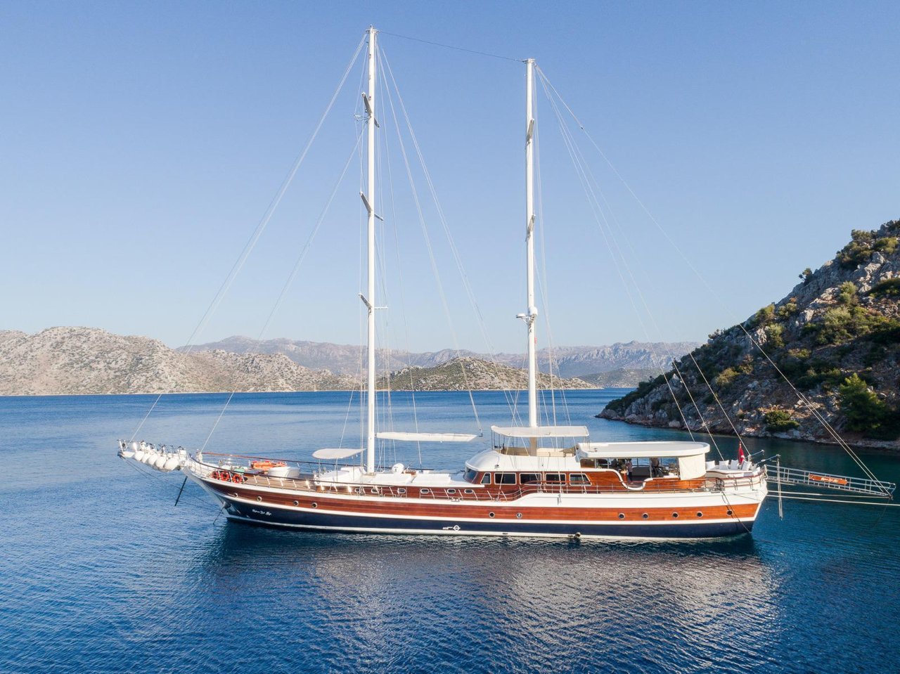 Charter Yacht HALCON DEL MAR