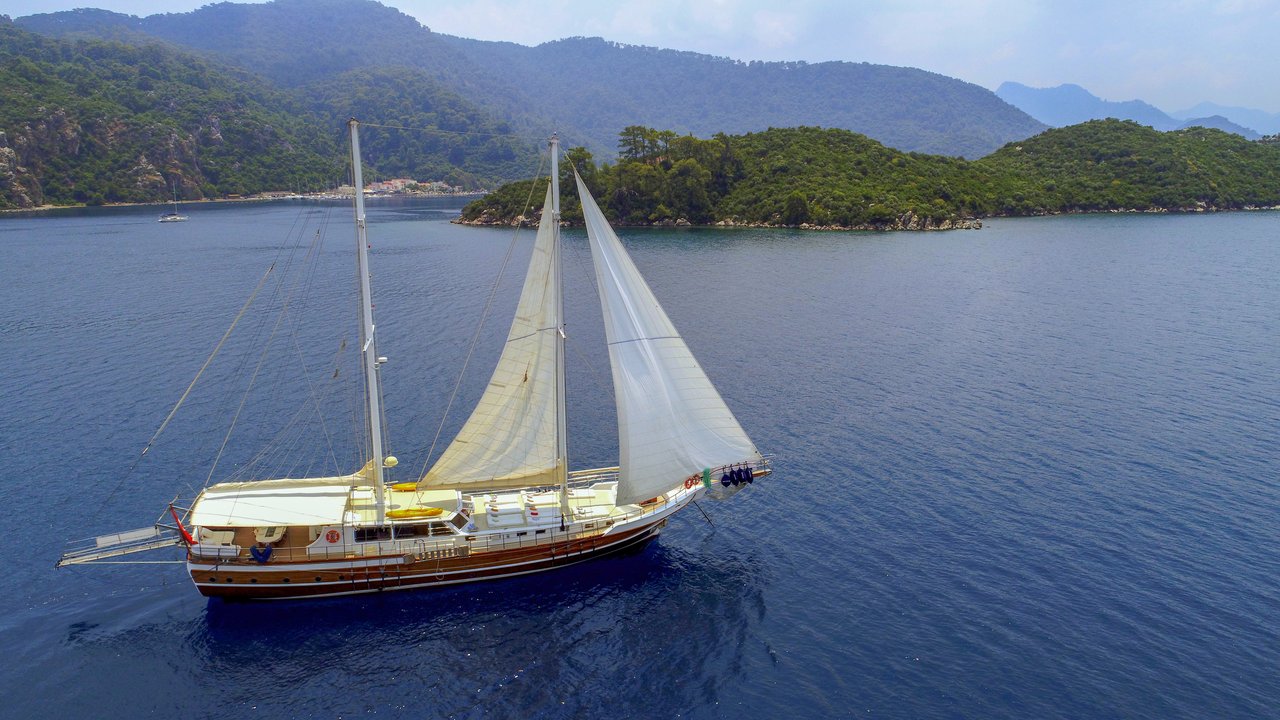 Charter Yacht PERLA DEL MAR