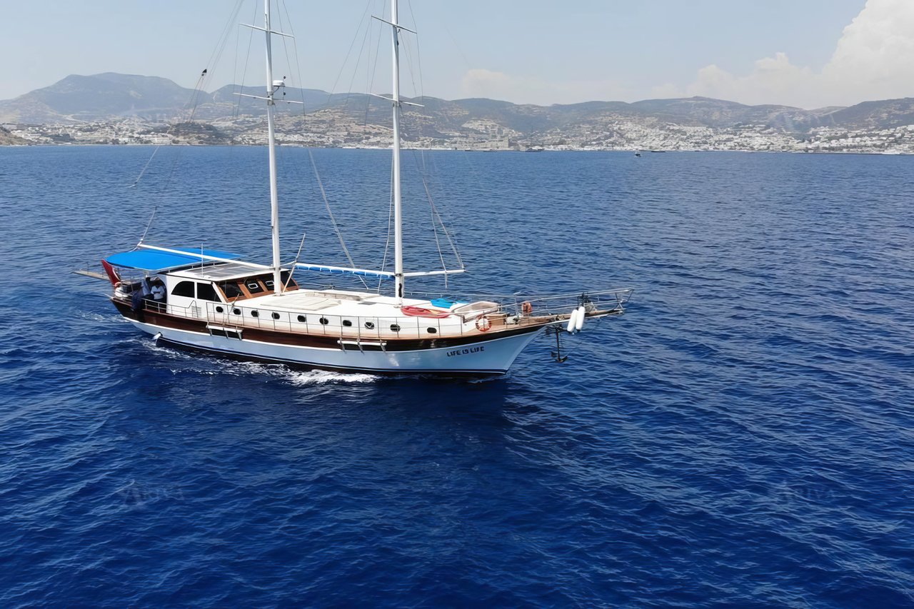 Charter Yacht LIFE IS LIFE