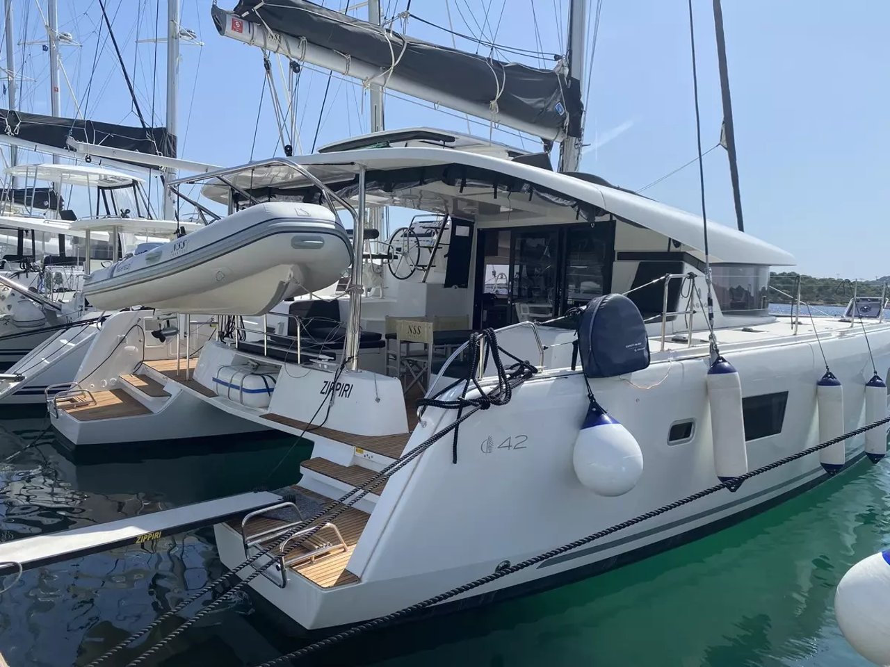 Charter Yacht ZIPPIRI