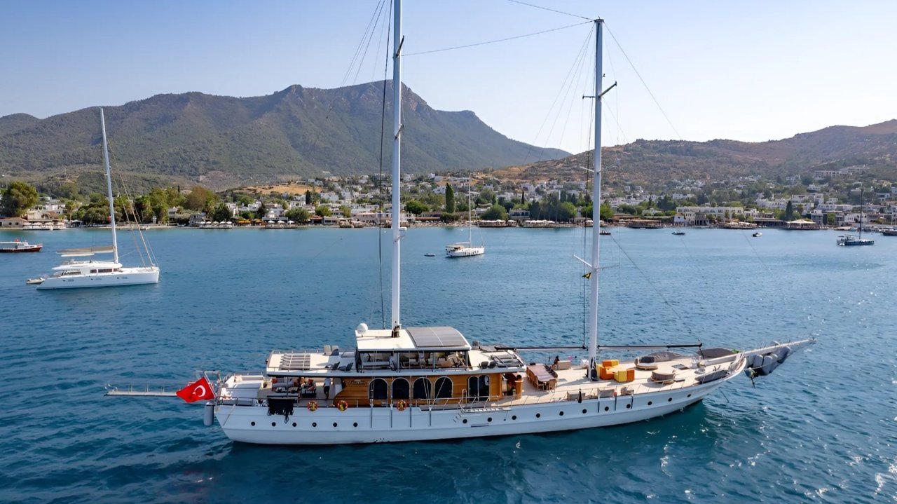Charter Yacht CAUSTIC