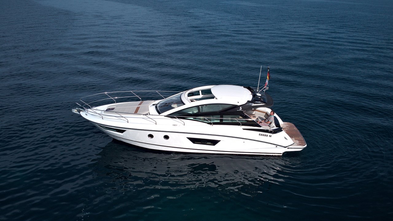 Luxury Yacht Charter 888 in the French Riviera