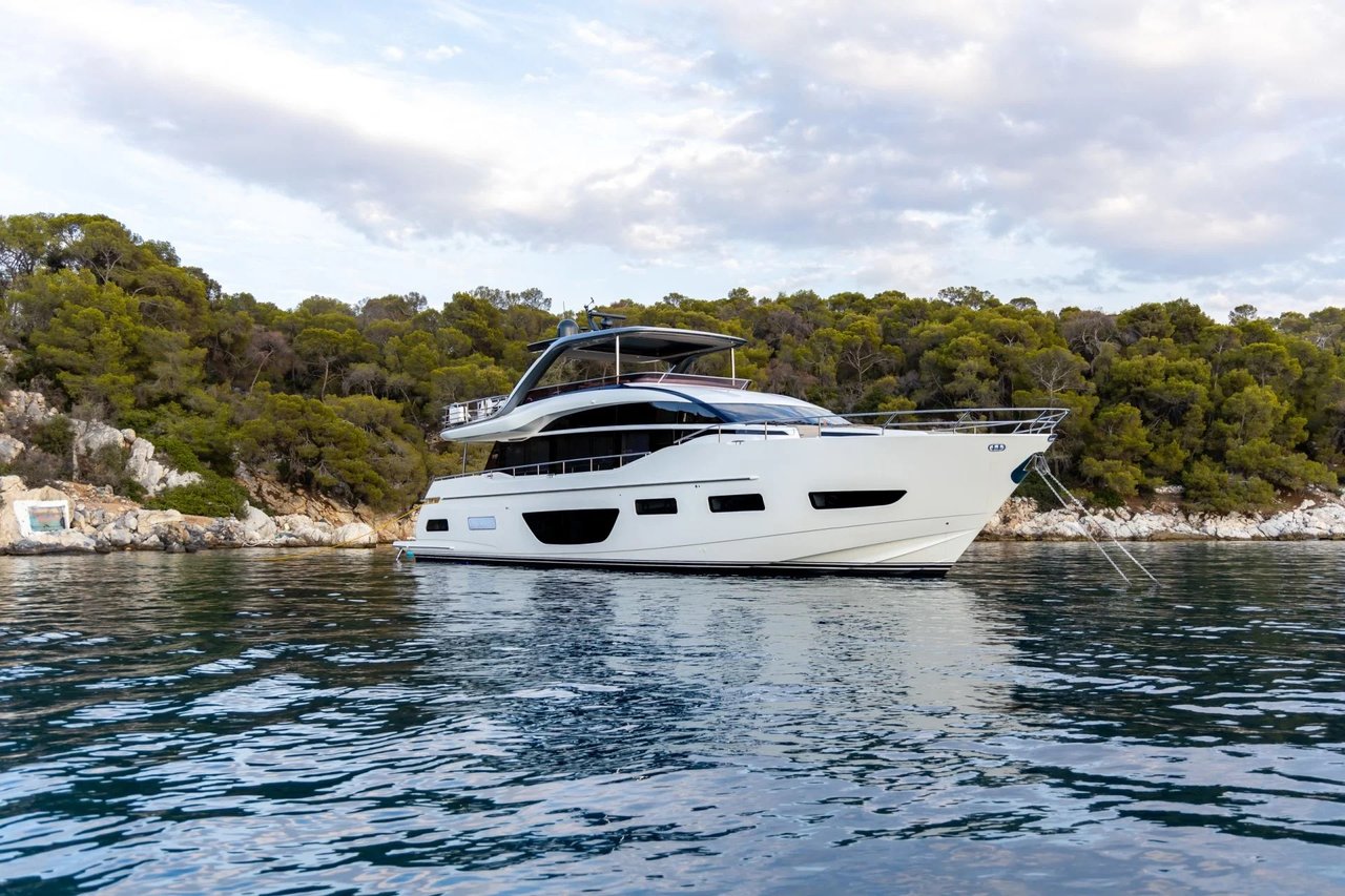 Charter Yacht VISTA
