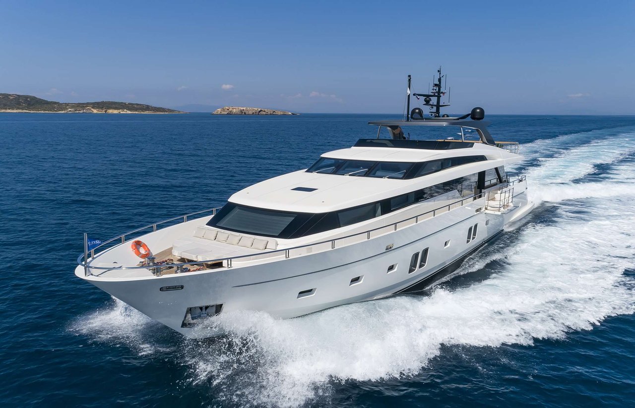 charter Yacht DINAIA