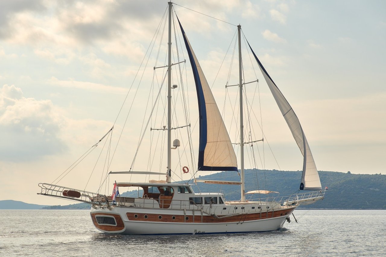 Charter Yacht SEA BREEZE