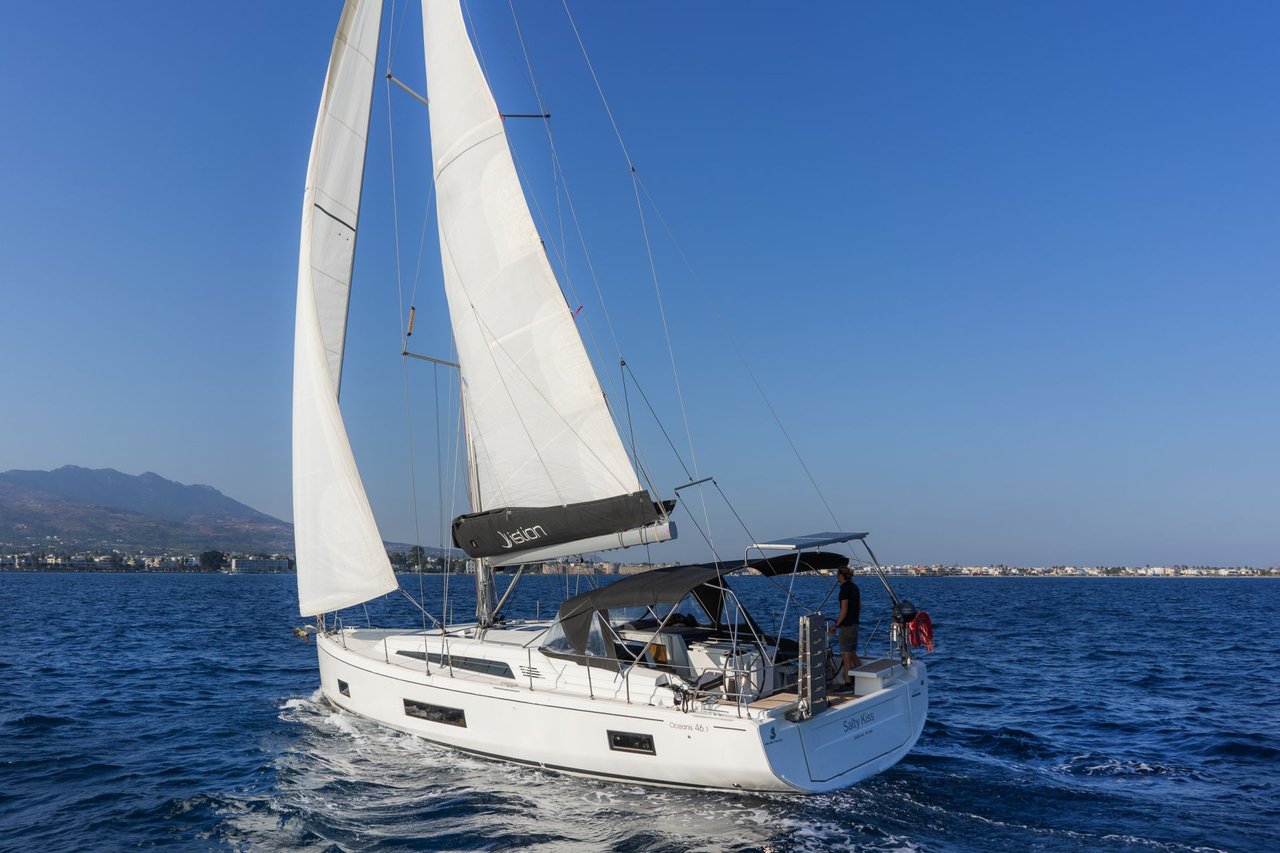 Charter Yacht SALTY KISS