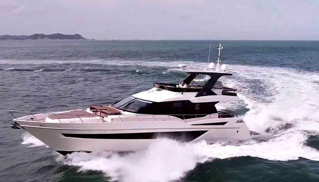 Charter Yacht MAXWELL